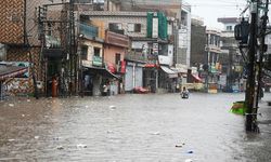 Pakistan'da etkili olan muson yağmurları sonucu hayatını kaybedenlerin sayısı 299'a yükseldi