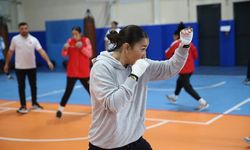 15 yaş altı milli sporcular Türk kadın boksuna güç vermek için yumruk sallıyor