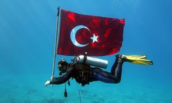 Fethiye'de Cumhuriyet Bayramı'nı su altında bayrak açarak kutladılar