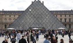 Fransa'da soygunun yaşandığı Louvre Müzesi'nin müdürü istifasını sundu