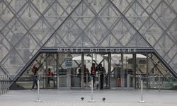 Fransız hükümeti tarihi eserlerin çalındığı Louvre Müzesi için yeni güvenlik tedbirleri uygulamaya koydu
