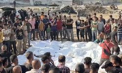 Gazze'de İsrail'in katlettiği 120 kişinin naaşı geçici defnedildikleri yerlerden alınarak mezarlığa taşındı