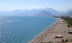 Hava sıcaklığı 28 derece ölçülen Antalya'da sahillerde hareketlilik yaşandı