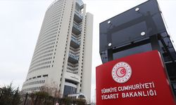 İstanbul Gümrük Muhafaza ekipleri sahte faturalarla değeri düşük gösterilen 10 lüks araca el koydu