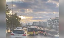 Kadıköy'de İETT otobüsünün bariyerlere çarptığı kazada 2 yolcu yaralandı