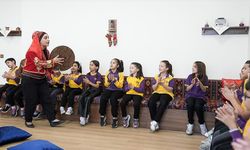 Kadın meddah, okul okul gezerek geleneği yaşatıyor