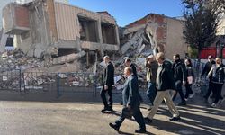 Kocaeli'de çöken binanın enkazında bilirkişi heyeti inceleme yapıyor