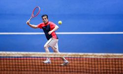 Konyalı sanayiciler fabrikada açılan toprak tenis kortta ter döküyor