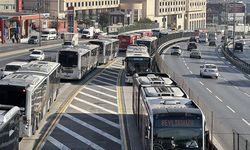 Küçükçekmece'de 2 metrobüsün çarpıştığı kazada 1 kişi yaralandı
