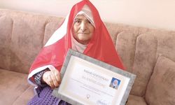 Malatya'da 88 yaşında okuma yazma öğrenen kadına başarı belgesi verildi