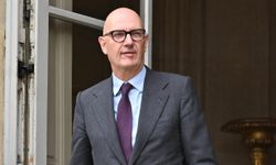Paris hükümeti, S&P'nin Fransa'nın kredi notunu düşürmesini 'sağduyu çağrısı' olarak görüyor