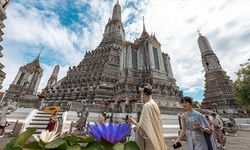 Tayland'ın turistik noktası Wat Arun Tapınağı, ziyaretçilerini ağırlıyor