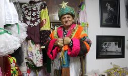 Tiyatro sanatçısı 37 yıldır atık malzemelerden sahne kostümü dikiyor