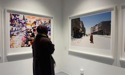 Zeki Demirkubuz, yeni sergisindeki fotoğraflarla yalnızlığını izini sürüyor