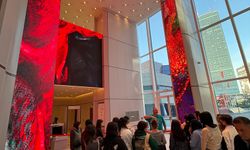 Akbank Refik Anadol'un yapay zeka eserini öğrencilerle buluşturmaya devam ediyor