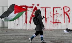 Almanya'da Filistin destekçileri Başbakanlık binasına kırmızı boyayla 'failler' yazdı