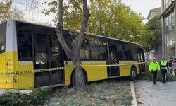 Beşiktaş'ta şoförü kalp krizi geçiren İETT otobüsü kaldırıma çıktı