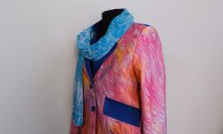 Çorum'da eskiyen kıyafetler ebru desenleriyle yenileniyor