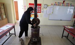 Dağ köyünün fedakar öğretmeni soba yakarak ısıttığı sınıfta öğrencileri geleceğe hazırlıyor