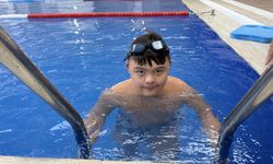 Down sendromlu Kayra, 6 yıldır mutluluğa kulaç atıyor