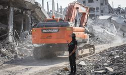Gazze'de İsrail'in neden olduğu yıkımın enkazı altında kalan kayıp cenazeler tek ekskavatörle aranacak
