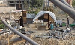 Gazzeliler, enkazlardan çıkardıkları malzemelerle İsrail'in yıktıklarını yeniden inşa ediyor