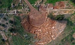 Gölyazı'daki antik tiyatroda seyirci basamakları orijinal yerlerine yerleştiriliyor