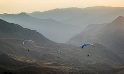 Hakkari semaları yamaç paraşütüyle renkleniyor