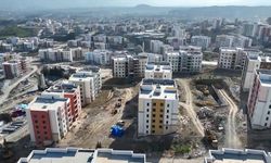 Hatay Defne'de afet konutlarının ve ticaret merkezlerinin yapımı sürüyor