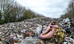 İngiltere'nin Oxfordshire bölgesinde bir araziye yüzlerce ton kaçak atık döküldü