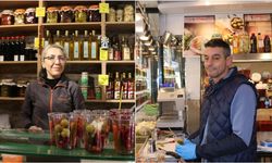 Karşılıklı turşu dükkanı işleten çiftin hikayesi 'Neşeli Günler' filmini hatırlatıyor