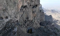Kayaların içine kurulan 2 bin yıllık 'Öksüt Kalesi' zamana direniyor