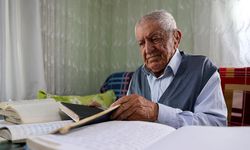 Kendi çabasıyla okuma yazma öğrenen 89 yaşındaki şair, şiir tutkusundan vazgeçmiyor