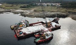 Kocaeli'de karaya oturan gemideki yükün tahliyesine başlandı