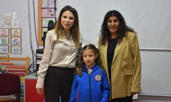 Öğretmen anne ile kızı aynı okulda öğrencileri geleceğe hazırlıyor