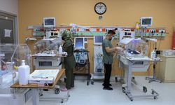 Prematüre ikiz bebekler, sağlık çalışanlarının 'şefkat nöbeti' ile hayata tutundu