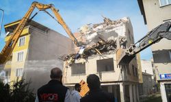 Sındırgı'da ağır hasarlı binaların yıkımı ve enkaz kaldırma işlemleri devam ediyor