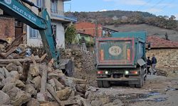 Sındırgı'da ağır hasarlı yapıların yıkımı sürüyor