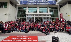 Sosyal haklarını alamayan İzmir Büyükşehir Belediyesi işçilerinden oturma eylemi