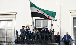 Suriye bayrağı, Londra'da göndere çekildi