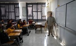 Yanlış iğneyle engelli kalan Veli öğretmen 22 yıldır azmiyle öğrencilerine örnek oluyor