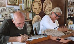 Zanaatkar çift, Hatay'ın ünlü mozaiklerini yakma yöntemiyle ahşaba işliyor