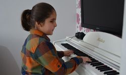 Görme engelli 8 yaşındaki Çınar piyano notalarıyla dünyasını aydınlatıyor