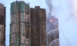 Hong Kong'da sitedeki yangında iskeleleri koruyan filenin yangına dayanıklı olmadığı belirlendi
