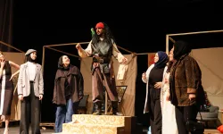 Konya'da Retro Tiyatro Topluluğu'ndan esprili ve etkileyici performans