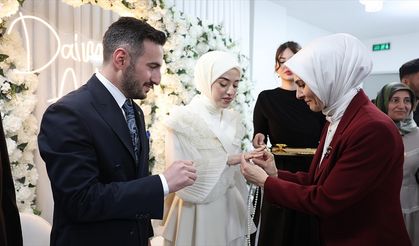 Bakan Göktaş, kendisine sosyal medyadan ulaşan gencin nişan yüzüğünü taktı