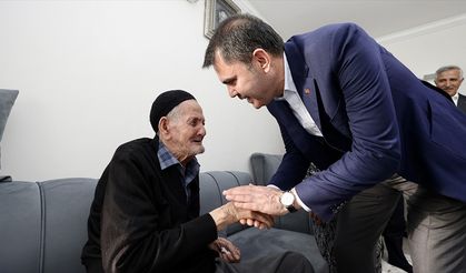 Bakan Kurum, Kahramanmaraş'ta yeni evlerine kavuşan depremzede aileye misafir oldu