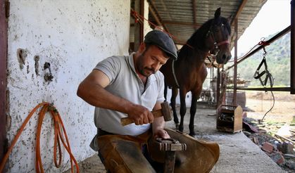 Beslediği atlara nalbant bulamayan ambulans şoförü, unutulmaya yüz tutan mesleği öğrendi