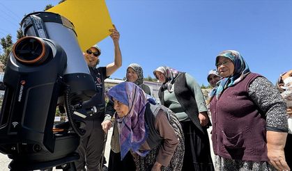 Fen bilimleri öğretmeni şehir şehir dolaşıp teleskopla gözlem etkinliği düzenliyor