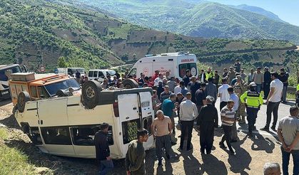 Hakkari'de öğrenci servisinin devrilmesi sonucu 14 kişi yaralandı